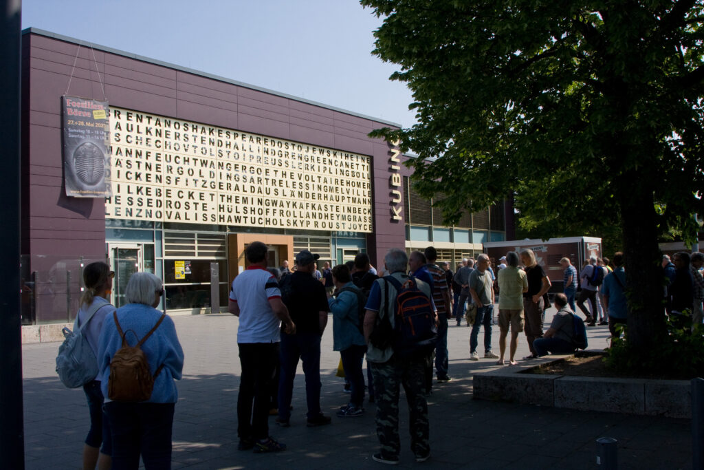 Besucher der Fossilien-Börse 2023 am Eingag zum Kubino.